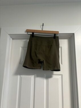 AMPLIFY ULTRA-HIGH RISE SHORT
Women's Seamless Scrunch Short